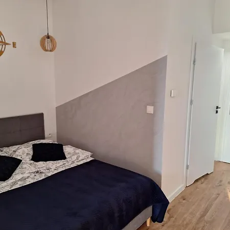 Blu M Z Basenem Apartment